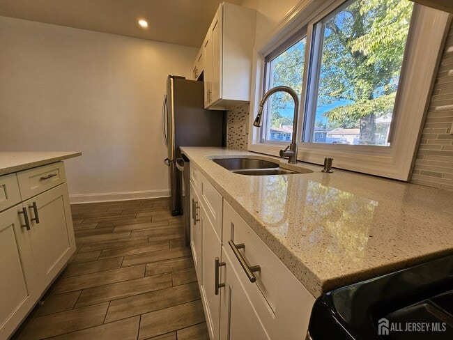 Building Photo - 60 6th Ave