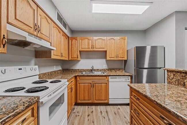 Building Photo - 370 Lake Placid Ct