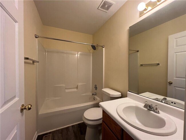 Building Photo - 2705 Waymar Dr SW