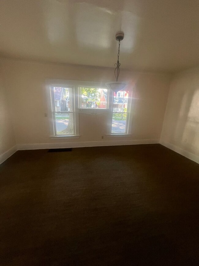 Building Photo - Large 4 Bedroom House with Garage