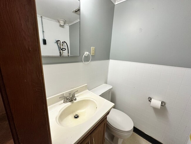 Building Photo - Move -in Special: Cute 3 bed 1.5 bath in W...