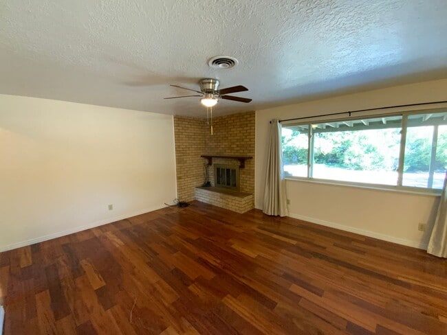Building Photo - 3 Bedroom Single Story Home Available Near...