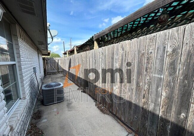 Building Photo - 1817 Tierra Dulce Dr