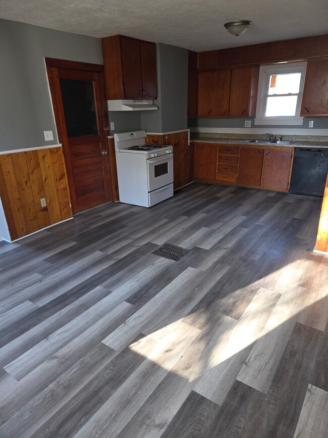 Building Photo - 812 W McClure Ave