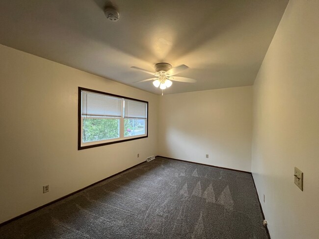 Building Photo - Showings this weekend! Partially fenced yard, garage, 3 bedroom