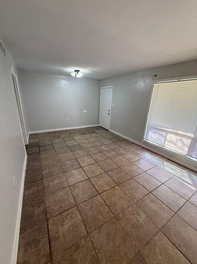 Building Photo - 2748 Woodside Dr