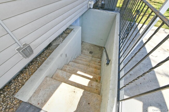 Building Photo - 110 Dix Hills Rd