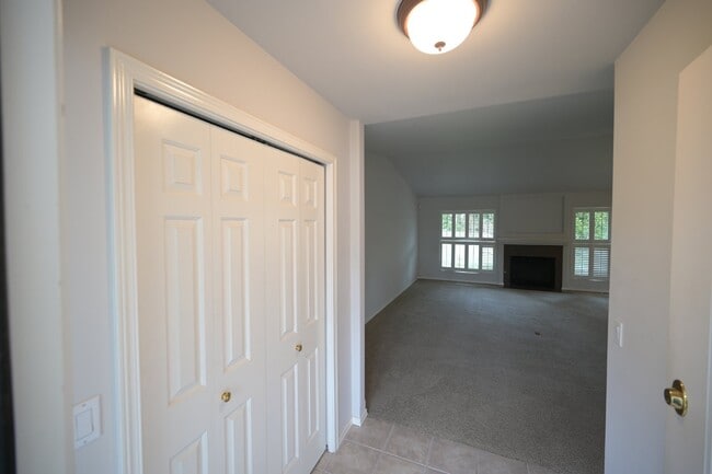 Building Photo - 2 bed + office, 2 bath, 2 car garage condo...