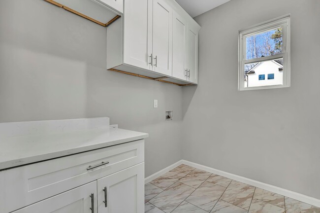 Building Photo - Stunning 4 Bedroom Home in Laurens