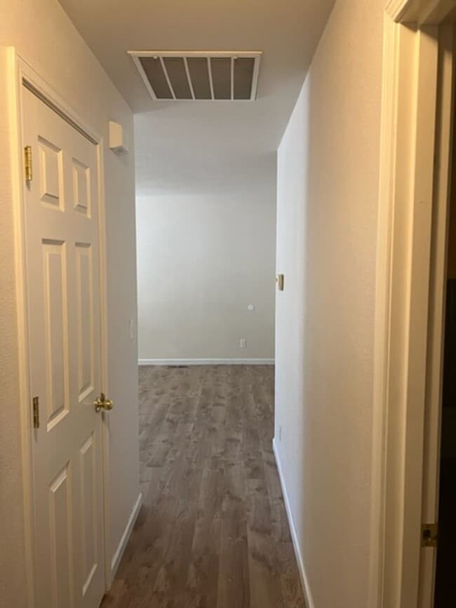 Building Photo - CLEAN SINGLE LEVEL 2 BEDROOM HOME/ WITH DE...