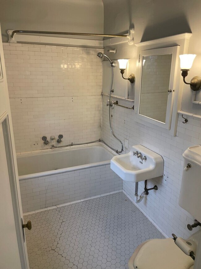 Building Photo - Mansion Studio w/original 1902 bath - sepa...