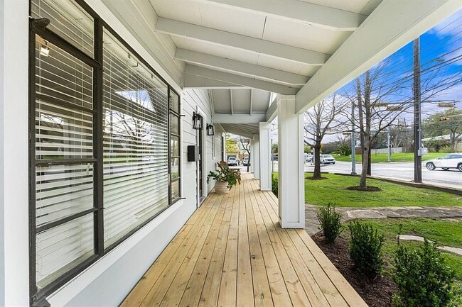 Building Photo - 5101 Balcones Dr