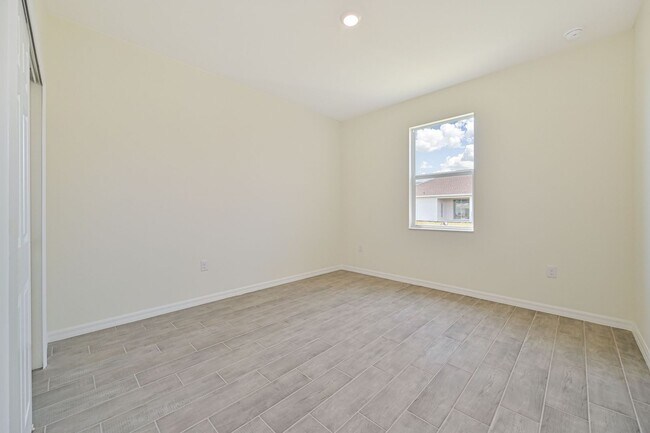 Building Photo - ** 3 + Den Home in NW Cape ~ 2 Car Garage **