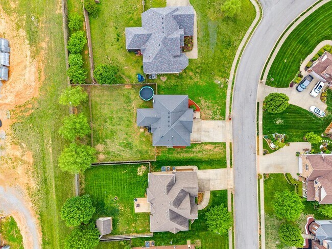 Building Photo - Spacious 4-Bedroom Home with Dual Living A...