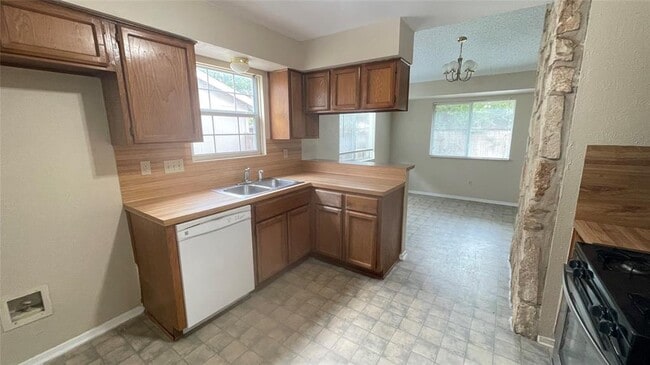 Building Photo - 509 Riverwood Dr