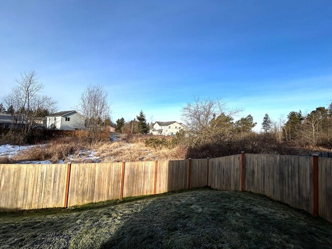 Building Photo - Large 4 bedroom 2 1/2 bath home approx. 16...