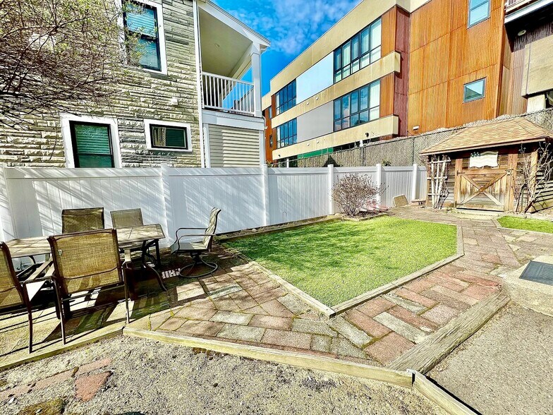 Building Photo - 1044 Broadway