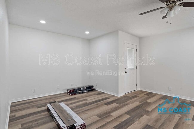 Building Photo - 340 Hiller Dr