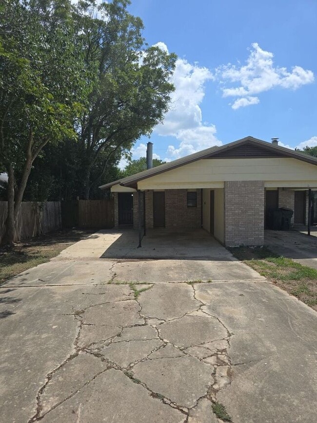 Building Photo - **Updated 2 Bed Home with Covered Carport ...