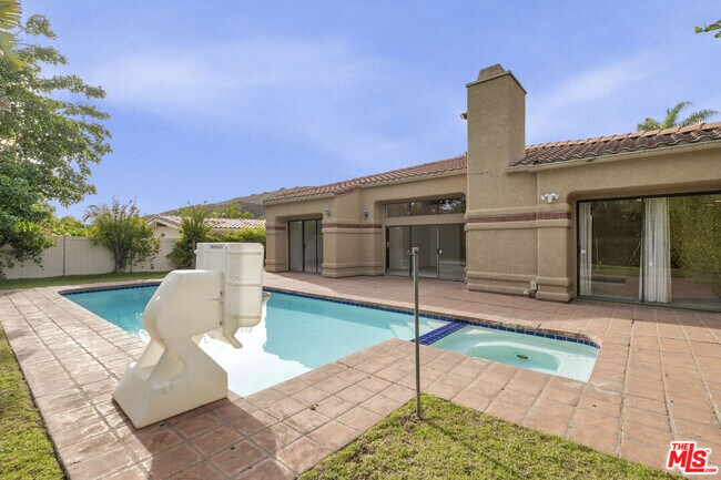 Building Photo - 3516 Malibu Country Dr