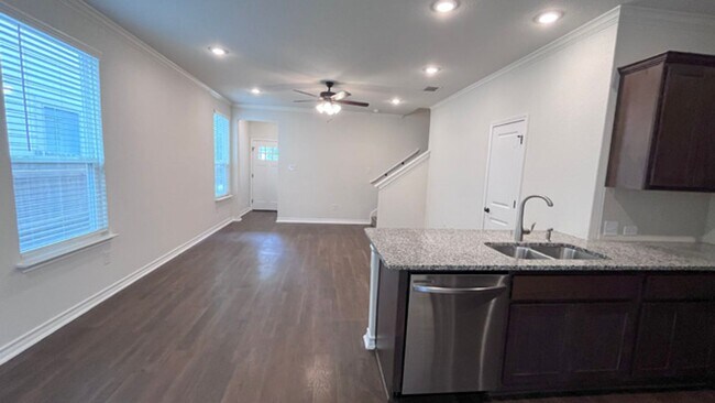 Building Photo - Gorgeous 3-Bed Townhome with Private Yard ...