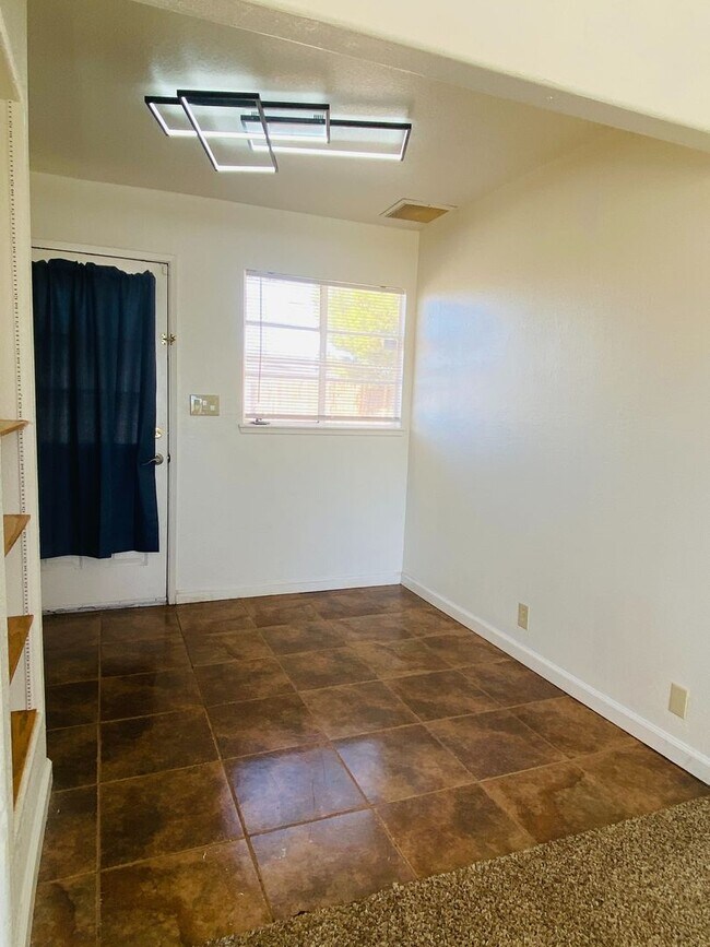 Building Photo - AVAILABLE NOW!!