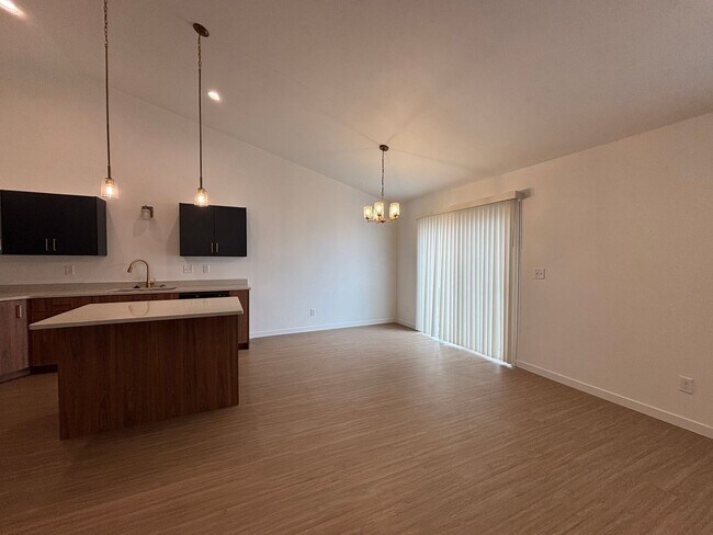 Building Photo - 3 Bed 3 Bath Townhome