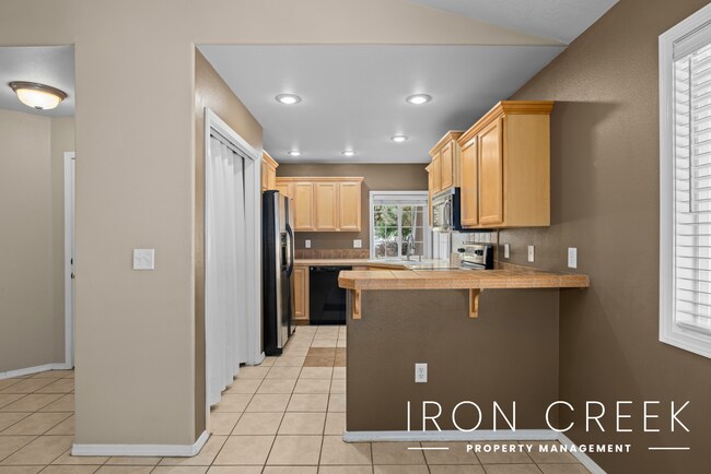 Building Photo - Quiet Abode in Prime Location with Easy Ac...