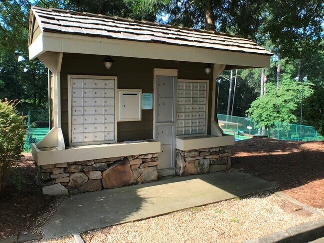 Building Photo - 1104 Riverview Dr
