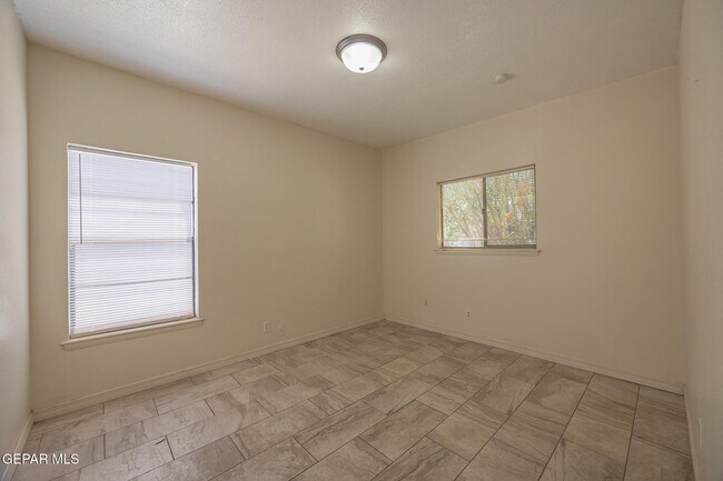 Building Photo - 3329 Running Deer Dr