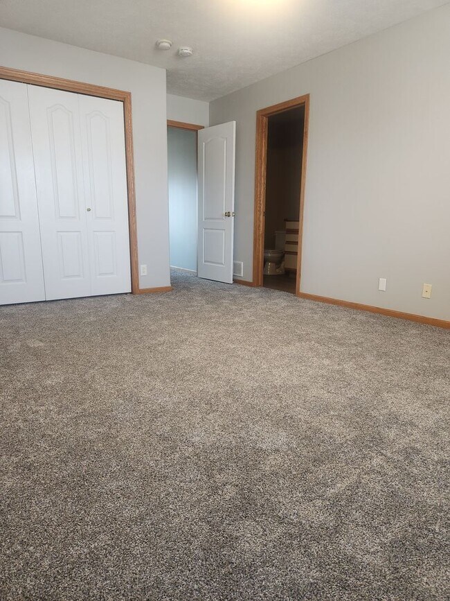 Building Photo - South Lincoln Townhouse with 4 bedrooms, 2 1/2 baths, and 2 stall garage.