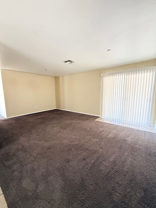 Building Photo - Move in special! 3 bedroom corner home close to Boy and Girls Club!