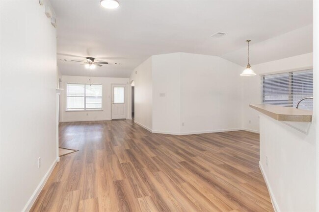 Building Photo - 32350 Cross Spring Park Ln