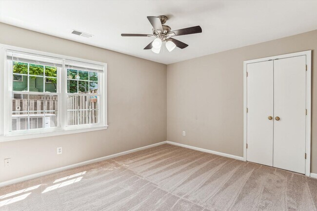 Building Photo - Lovely 2br/1bth ground level condo, close ...