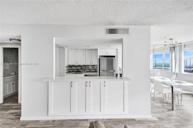 Building Photo - 1 bedroom in Sunny Isles FL 33160