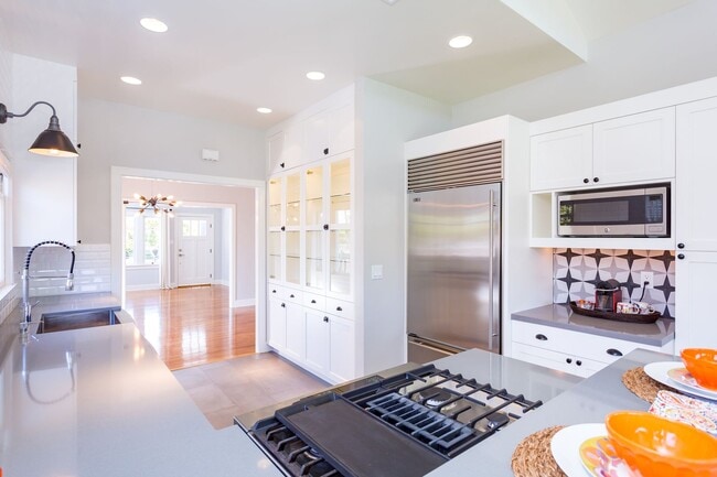 Building Photo - Modern Kensington Cottage