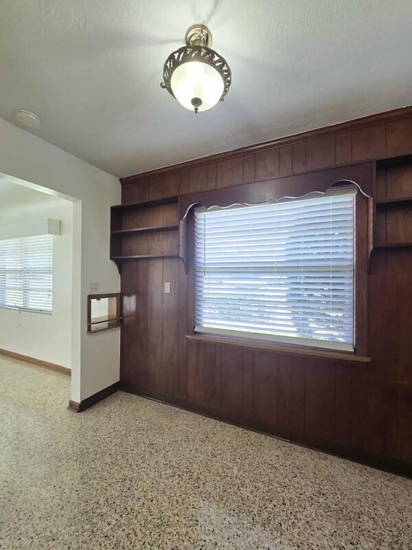 Building Photo - 127 E Beacon Rd