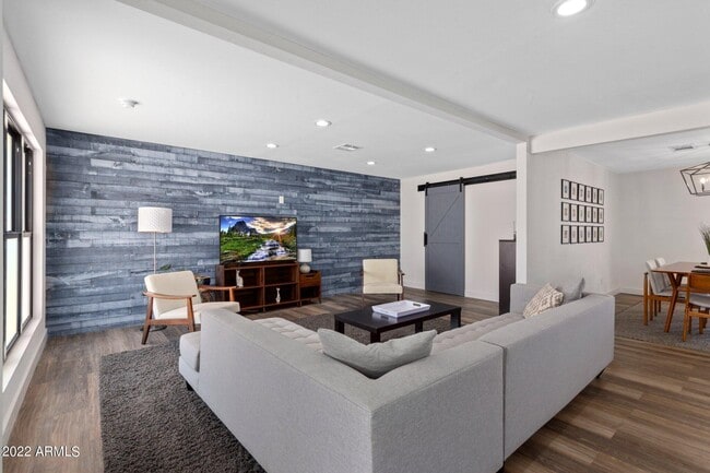 Building Photo - 8328 E Palm Ln