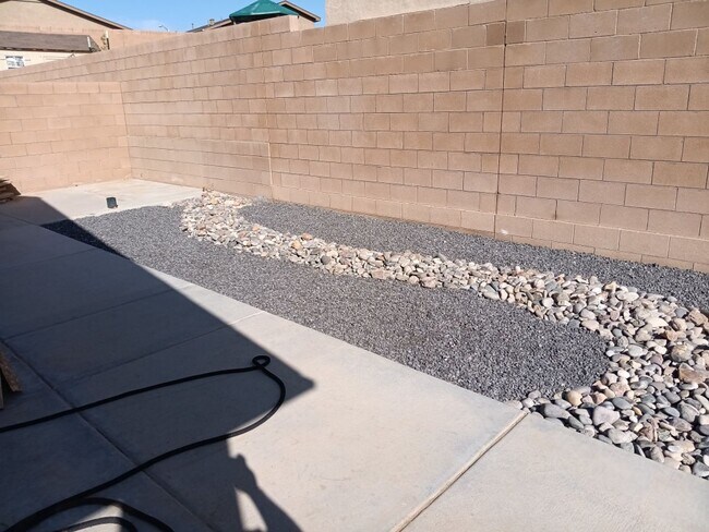 Building Photo - Spacious 4-bedroom, 2-bathroom home! Showi...