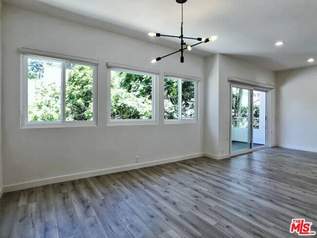 Building Photo - 1900 W Silver Lake Dr