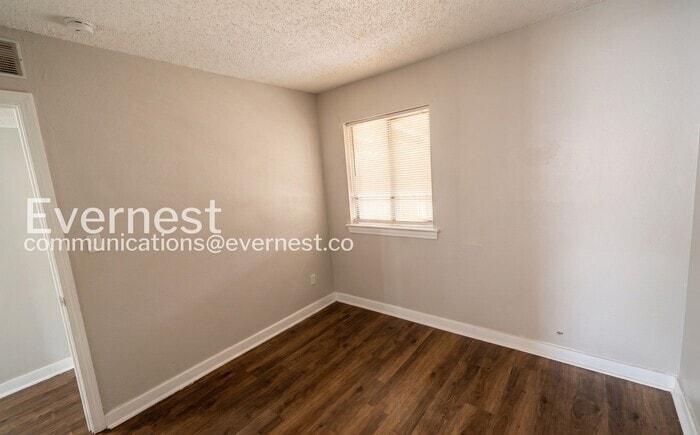Building Photo - 907 Garywood Pl