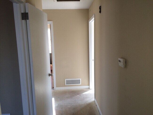 Building Photo - 2716 Wood Dr NE