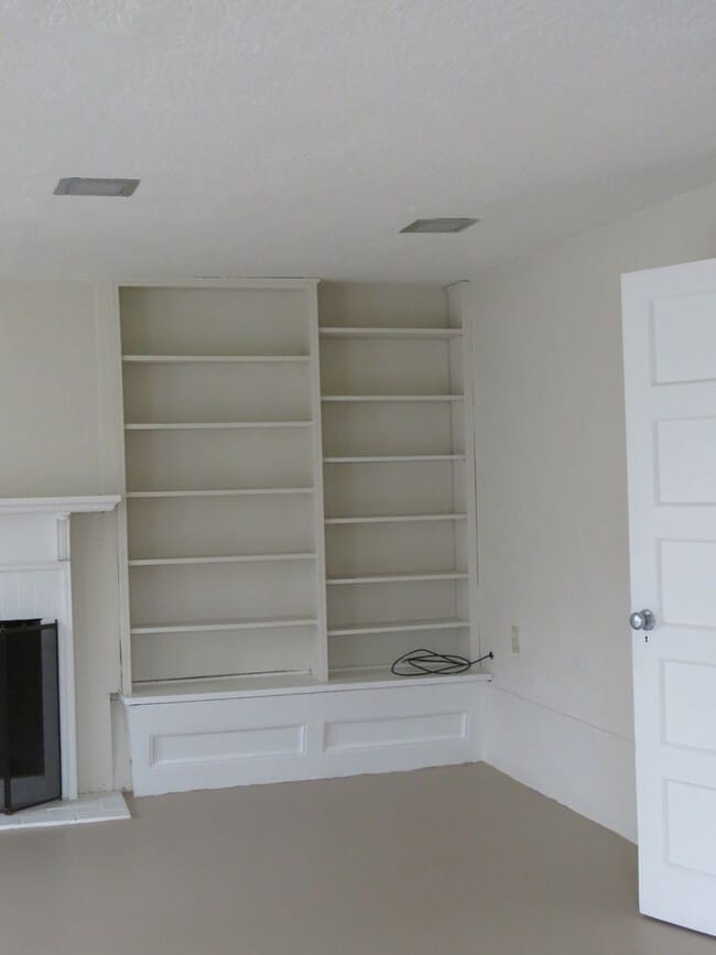 Building Photo - Elegant 4 bedroom House  with bonuses
