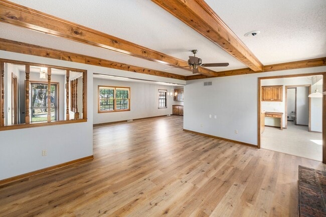 Building Photo - Charming 3 Bed 2.5 Bath Raised Ranch