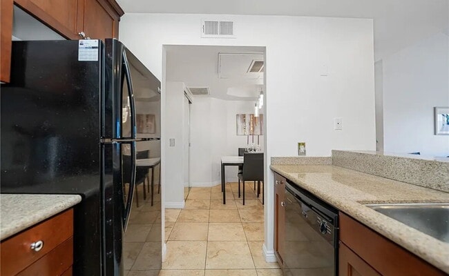 Building Photo - Discover this inviting 1-bedroom, 1-bathro...