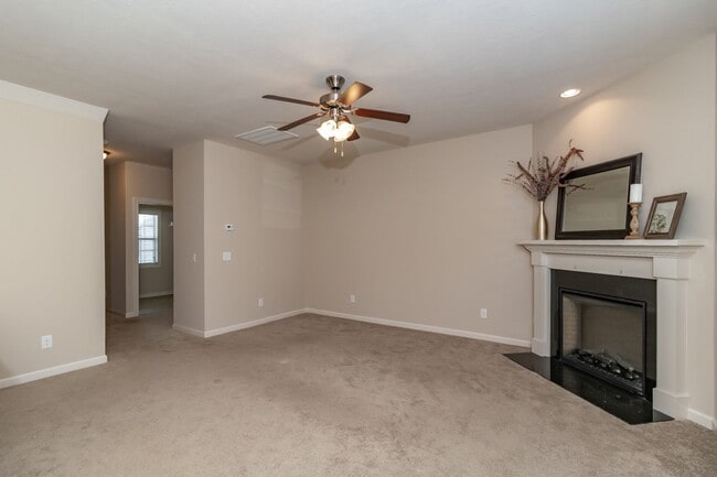 Building Photo - Beautiful 3 bedroom Townhome