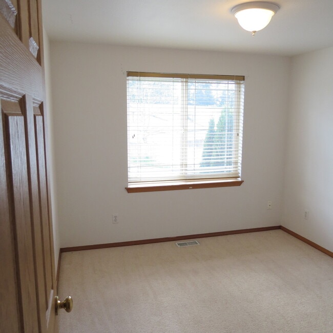 Building Photo - Beautiful 3 Bedroom, 2.5 Bathroom Home on ...