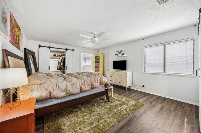 Building Photo - 908 Riddlewood Dr