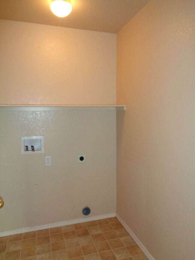 Building Photo - Super location close to shopping, schools,...