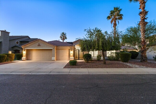 Building Photo - Gorgeous Everything you Need 4Bedroom plus Den Chandler Home!